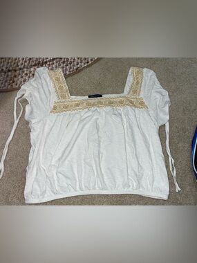 American Eagle Outfitters White Top with Gold Embroidery sz xl